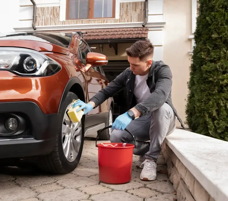 Lavage auto à domicile Behren-lès-Forbach : professionnel intervenant sur un véhicule